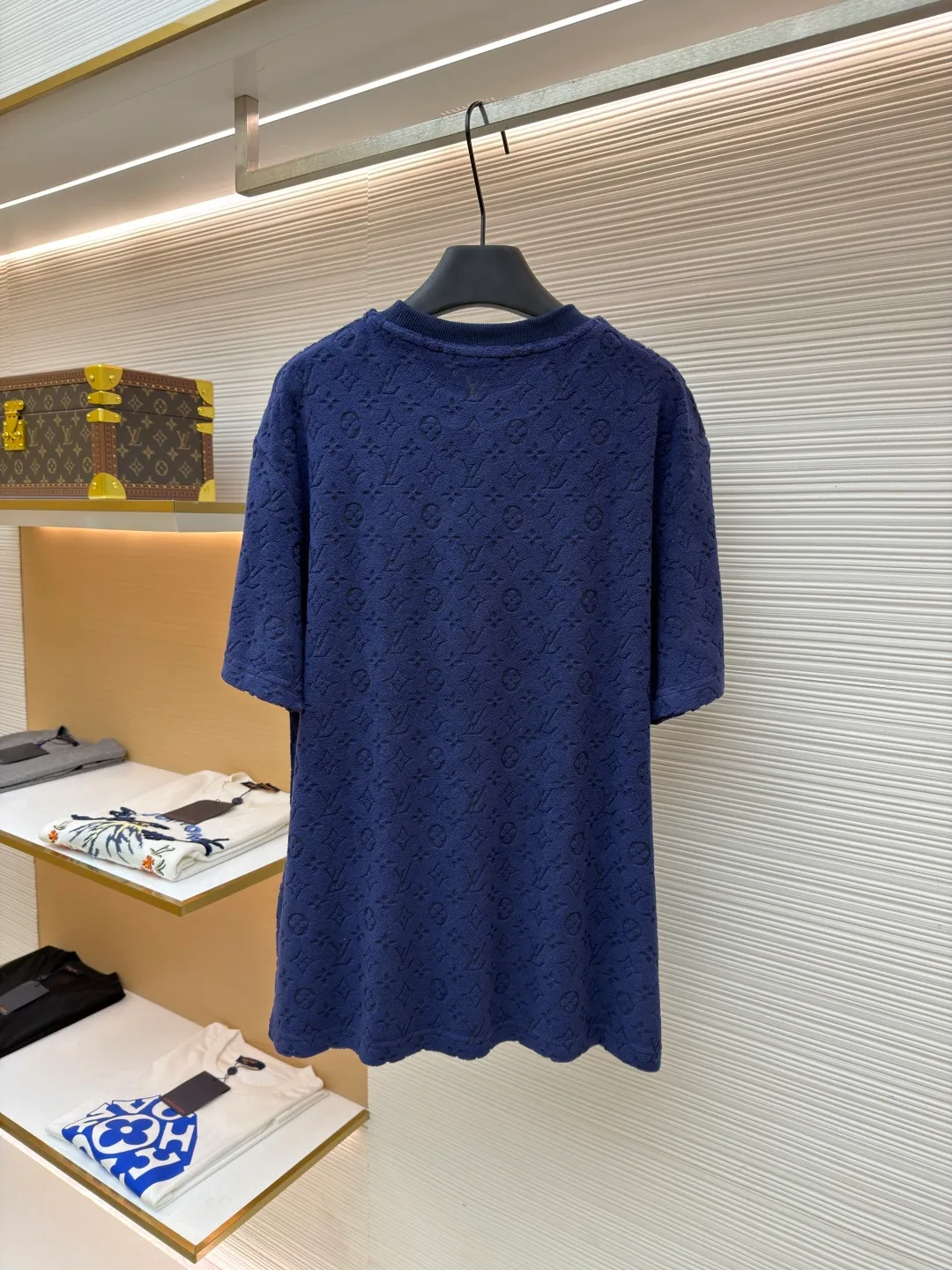 LOUIS VUITTON embossed terry short sleeves ●Original version: Purchased and developed at 9350 ●Item number: 1682411-A00 ●Fabric: terry luxury terry fabric ●Technology: embossed jacquard production ●Color: navy ●Version: fitted version ●Weight: about 340 grams ●Size: S-M-L-XL ●Description: Customized soft cotton blended terry luxury terry fabric with clear texture Plump and lazy, comfortable and close to the skin, with navy blue as the main tone, as calm and profound as the deep sea, the full-width Monogram embossing makes a stunning appearance. It is a gorgeous bloom of Louis Vuitton's classic elements. It is fully recognizable and interprets unparalleled fashion style. The suit is worn for worry-free wear. Three-dimensional relief jacquard technique uses a high-density electronic jacquard machine to achieve the Monogram three-dimensional effect through the "positive and negative layer weaving method". Apply heat pressure to the fabric locally using a customized mold to hot-melt the fibers in specific areas. The permanent embossed contour infrared positioning cutting machine achieves precise positioning of materials through infrared emitters and infrared receivers. The accuracy can reach the micron level, thereby meeting the effect of Monogram alignment and high-precision cutting. The fabrics have been washed and have a better hand feel and texture. They are not easy to deform, shrink or fade, and maintain long-term beauty. The overall wiring is straight and delicate, the fabric is comfortable and soft, and the color is consistent without color difference. It can be matched with the same style to create a fashionable look and control various occasions. Customized accessories, complete with three standards, same style for men and women!